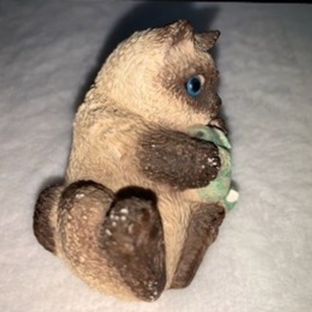 Adorable Siamese Cat Kitten Figurine‎ Holding Fish Blue Eyes Ceramic Collectible